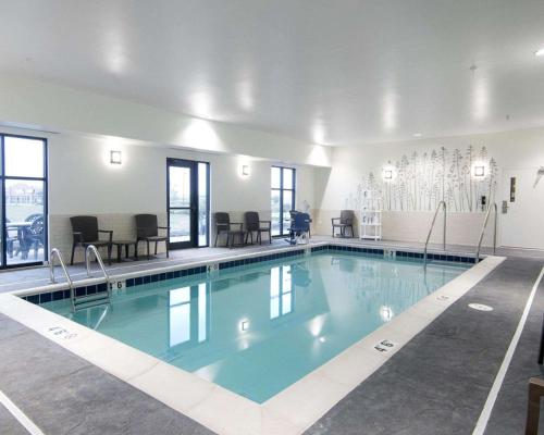 Sleep Inn & Suites Fort Dodge - 수영장