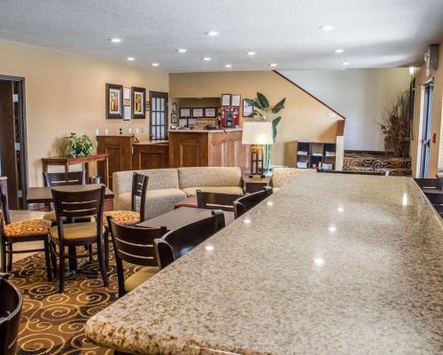 Lobby, Rodeway Inn & Suites near Okoboji Lake in Milford (IA)