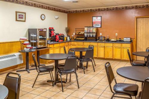 Econo Lodge Inn & Suites