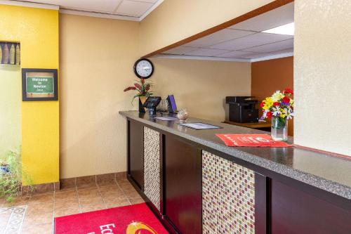 Econo Lodge Inn & Suites Newton