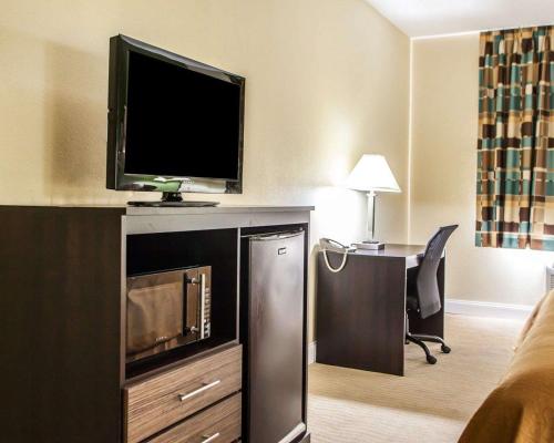 Quality Inn & Suites Champaign North - Urbana Room Type - King Room - Non-Smoking