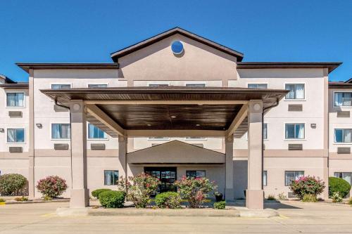 Quality Inn & Suites Salem near I-57