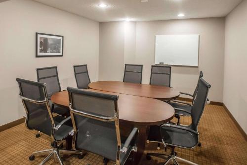 スリープ イン ミッドウエイ エアポート ホテル