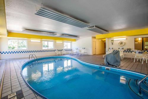 Comfort Suites Peoria I-74 - image 6