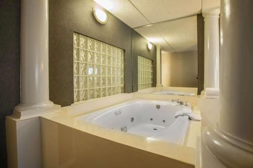 Facilities, Quality Inn & Suites St Charles -West Chicago in St. Charles (IL)