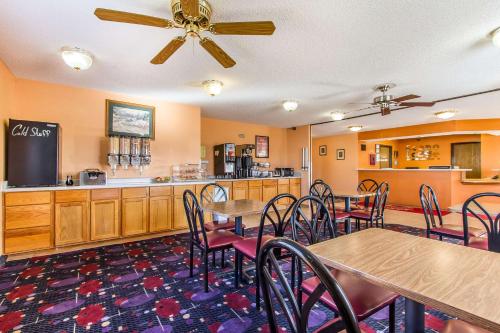 Restaurant, Econo Lodge Inn & Suites Pekin - Peoria Area in Pekin (IL)