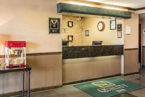 Quality Inn Elgin I-90 in Elgin, USA