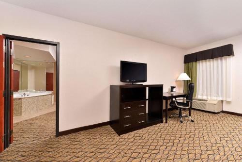 Quality Inn & Suites Matteson near I-57