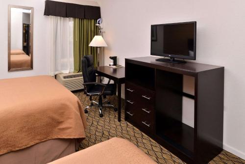 Quality Inn & Suites Matteson near I-57