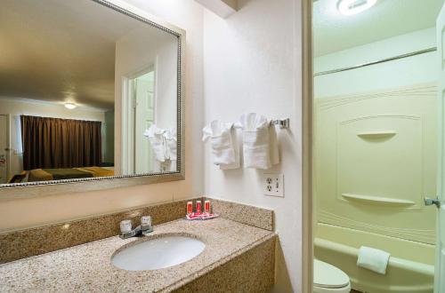 Econolodge Chicago South Holland - main image
