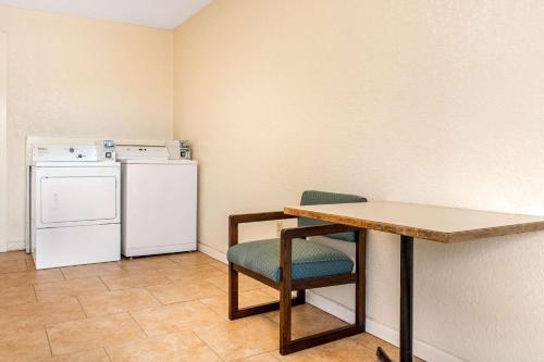 Quality Inn Huntingburg - image 7