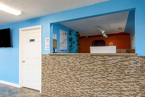 Lobby, Highway Inn in Paris (IL)