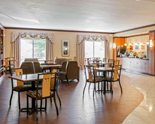 Comfort Suites Southport - image 7