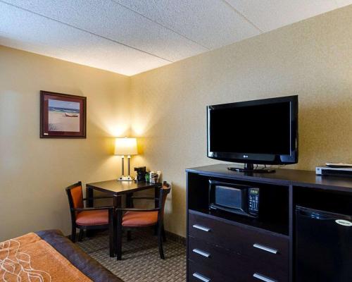 Holiday Inn Express - Fall River North