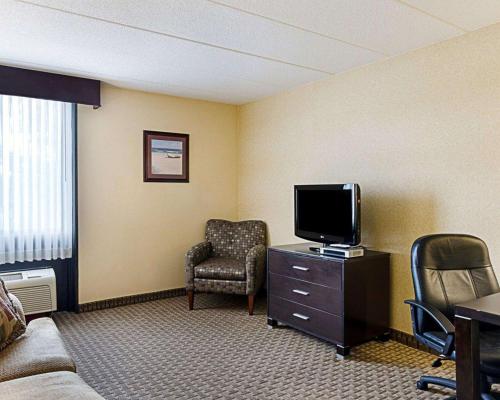 Holiday Inn Express - Fall River North