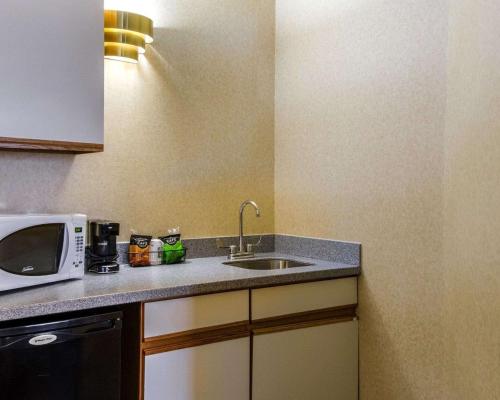 Holiday Inn Express Fall River North