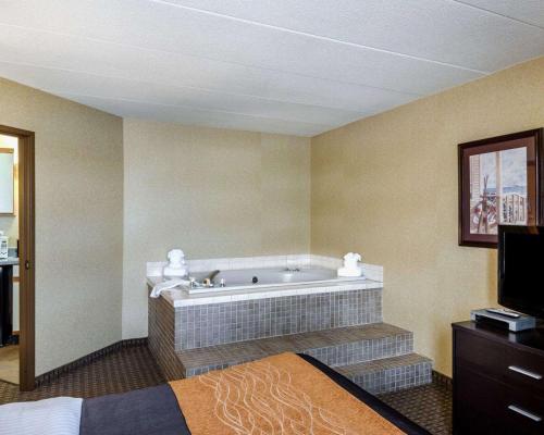 Holiday Inn Express - Fall River North