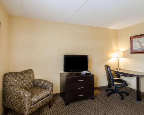 Holiday Inn Express - Fall River North