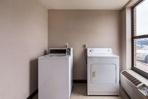 Econo Lodge Andrews AFB - image 4