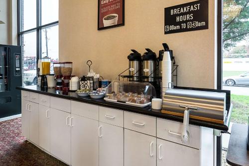 Econo Lodge Andrews AFB - image 5