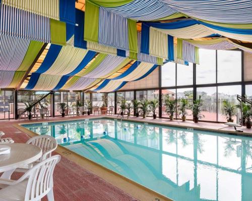 Swimming pool, Comfort Inn Gold Coast in North Ocean City