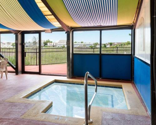 Swimming pool, Comfort Inn Gold Coast in North Ocean City