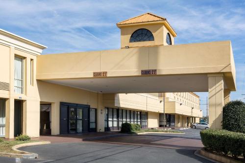 Quality Inn Near Joint Base Andrews-Washington Area in Camp Springs, USA