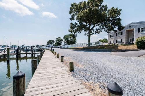 Quality Inn Beacon Marina - image 4