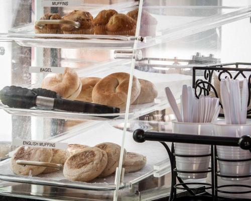 ロードウェイ イン&スイーツ ブランズウィック ニア ハイウェイ 1