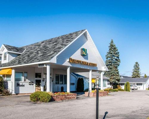 Quality Inn & Suites Beachfront in Mackinaw City, USA