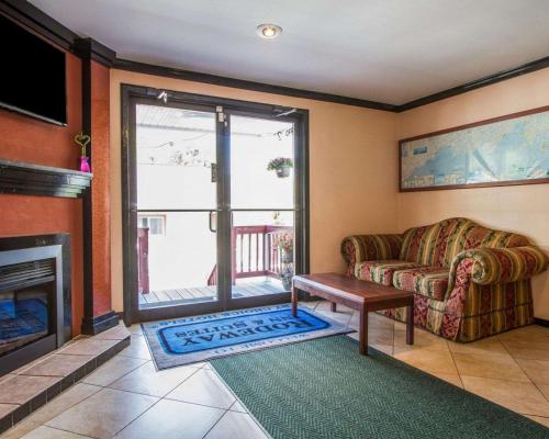 ロードウェイ イン&スイーツ ブランズウィック ニア ハイウェイ 1