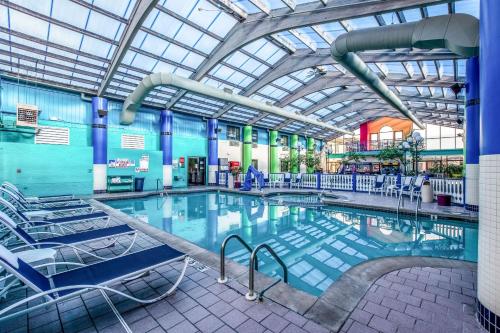 สระว่ายน้ำ, Country Inn & Suites by Radisson, Muskegon, MI in มิสกีกอน (MI)