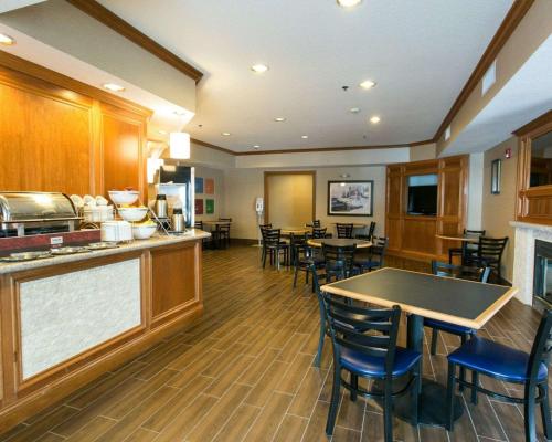 אוכל ומשקאות, Comfort Suites Benton Harbor - St. Joseph in בנטון חרבור