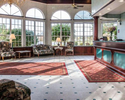 Mackinaw City Clarion Hotel Beachfront - image 4