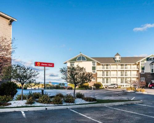 Clarion Hotel Beachfront in Mackinaw City, USA