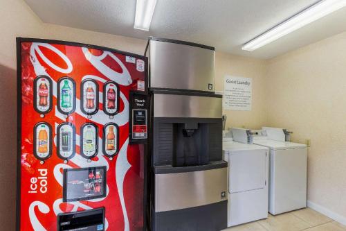 Rodeway Inn - image 14