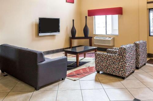 Econo Lodge Inn & Suites Monroe - image 6