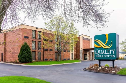 Quality Inn and Suites - Arden Hills - Accommodation