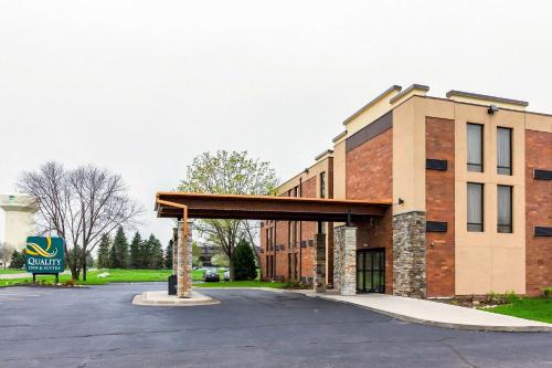 Quality Inn and Suites - Arden Hills