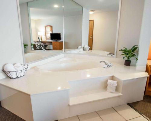 King Suite with Whirlpool - Non-Smoking