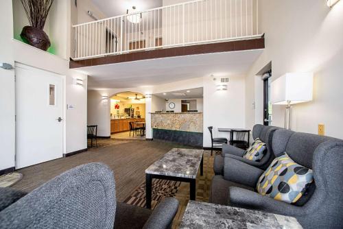 Fuajee, Quality Inn Near Six Flags St. Louis in Pacific (MO)