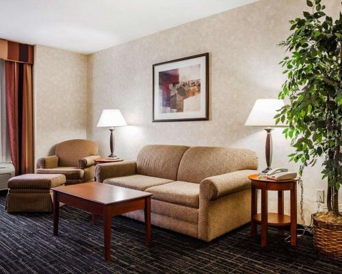 Comfort Suites Independence - Kansas City