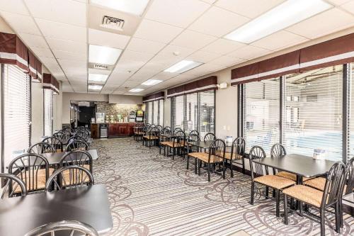Quality Inn - image 5