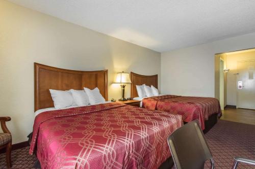 Econo Lodge Inn & Suites Joplin - image 9
