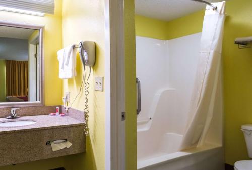 Econo Lodge Picayune - image 2