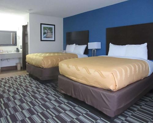 2 queen beds