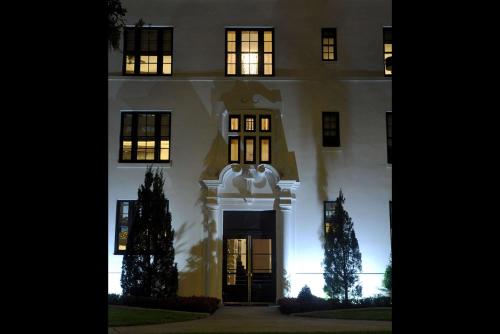 White House Hotel - image 8