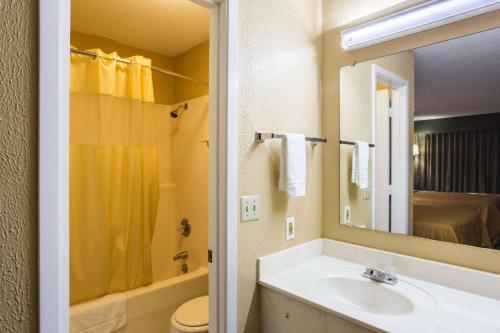 Rodeway Inn Hazlehurst - image 3