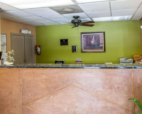 Econo Lodge Biltmore - image 14