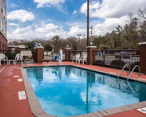 Comfort Inn & Suites - image 4